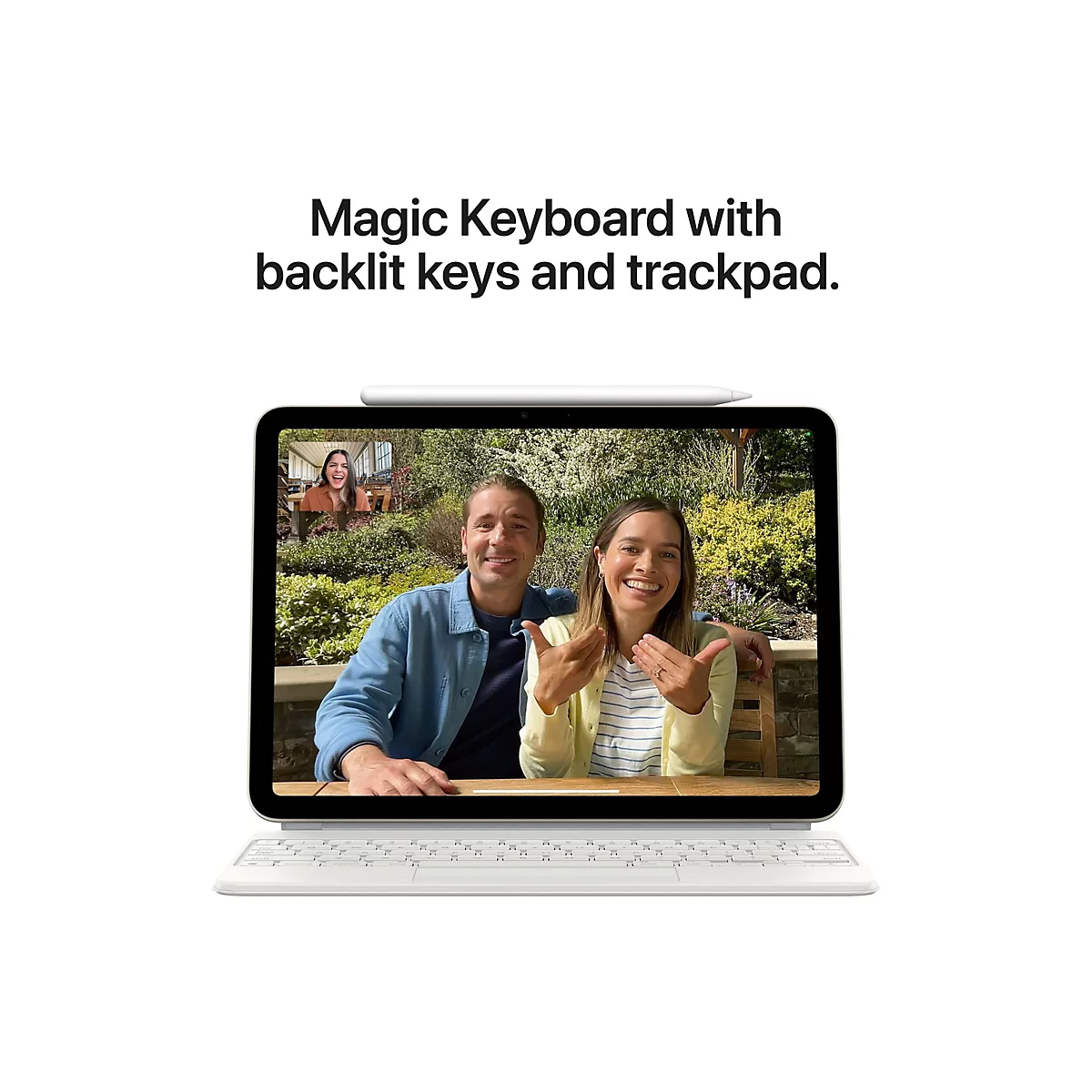 Ein iPad mit Magic Keyboard, auf dem eine Videokonferenz lÃ¤uft. Oben steht: Magic Keyboard mit beleuchteten Tasten und Trackpad.