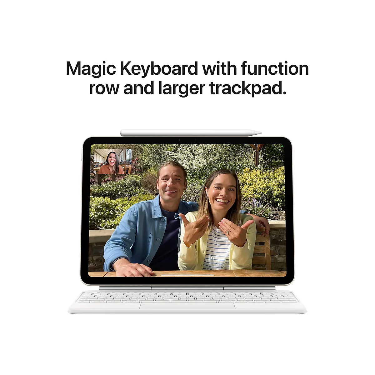 Ein iPad mit Magic Keyboard, auf dem zwei Personen ein Videogespräch führen. Das iPad-Display zeigt das Bild der beiden Personen, während sie sich lächelnd unterhalten. Ein Stift liegt oben auf dem Display.