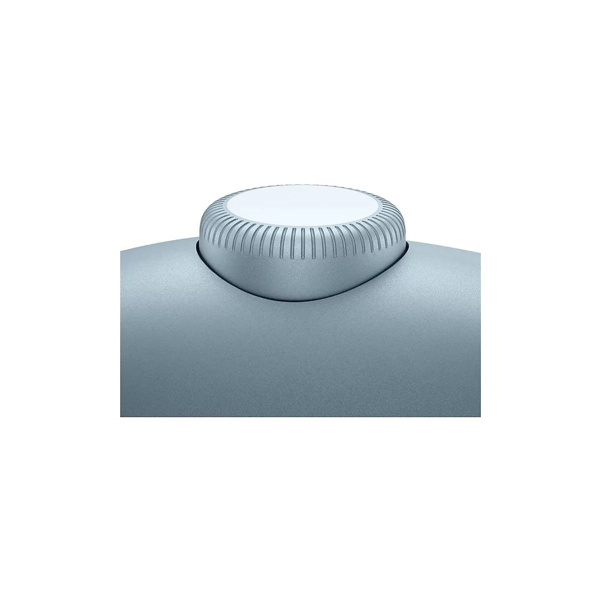 Gros plan d'un bouton rotatif argenté avec un bord cannelé et une surface blanche.