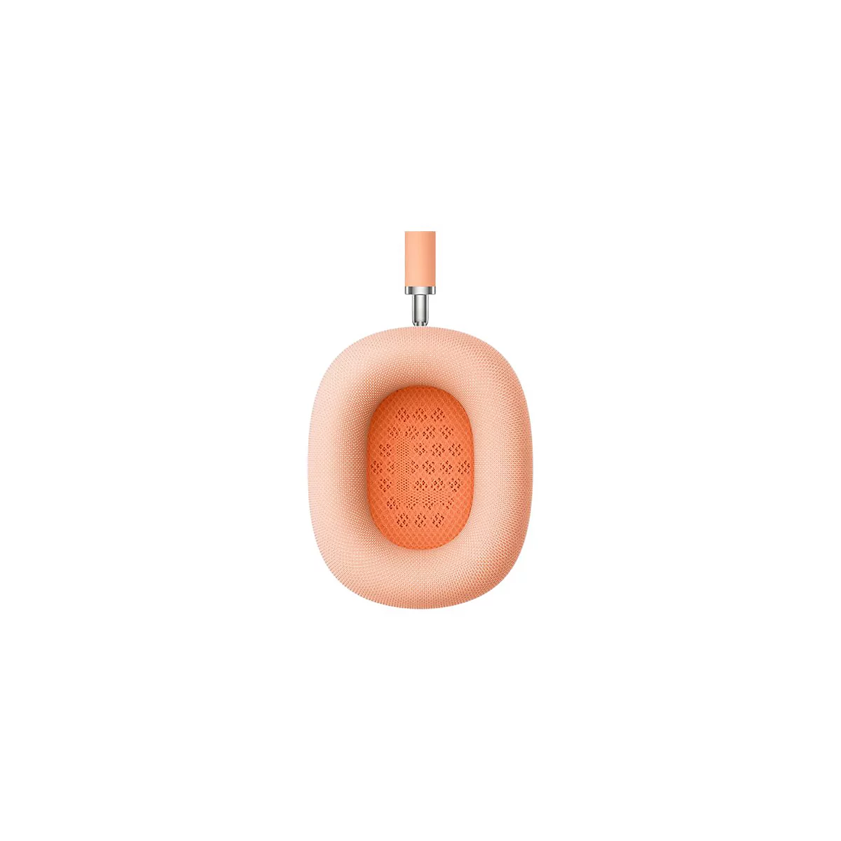 Nahaufnahme der orangefarbenen Textil-Ohrpolster eines Apple AirPods Max Kopfhörers auf weißem Hintergrund.