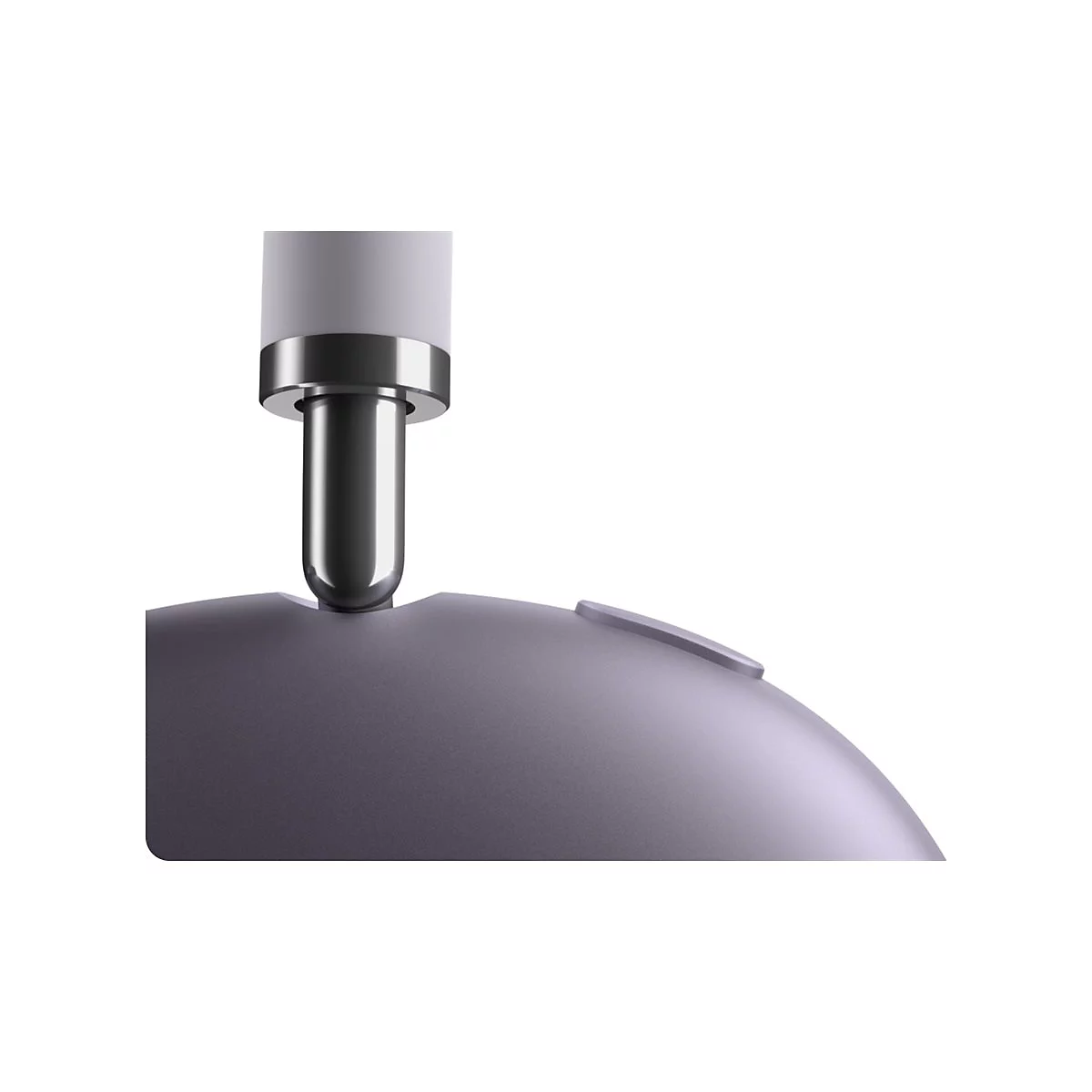 Detailaufnahme einer Kopfhörer-Verbindung. Silberfarbener Zylinder steckt in grau-silberfarbener Halbkugel.