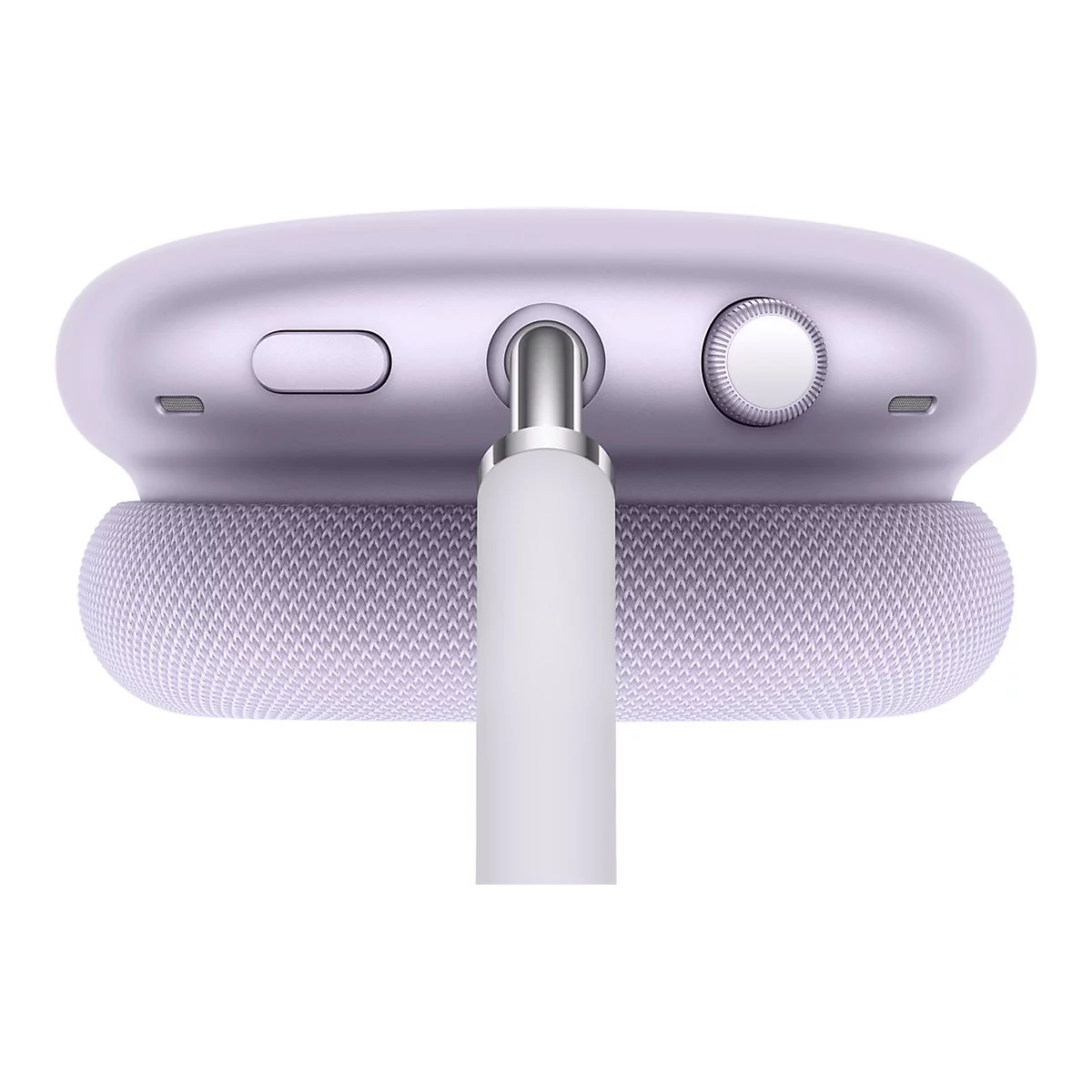 Nahaufnahme eines hellvioletten Apple AirPods Max Kopfhörers mit einem weißen Ladekabel, das in das Gerät eingesteckt ist.
