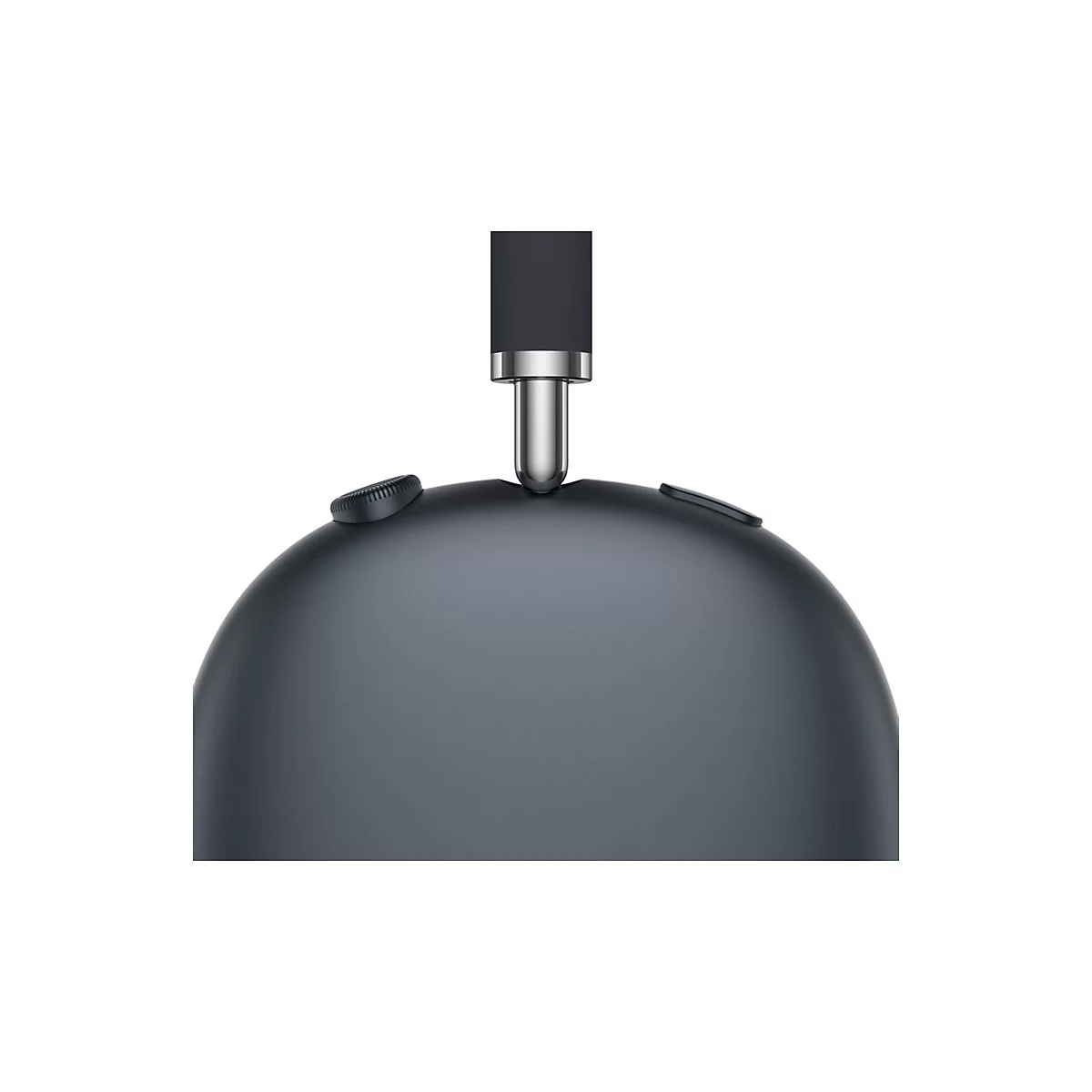 Gros plan sur un casque gris. Détails: bouton, bandeau et connexion métallique.