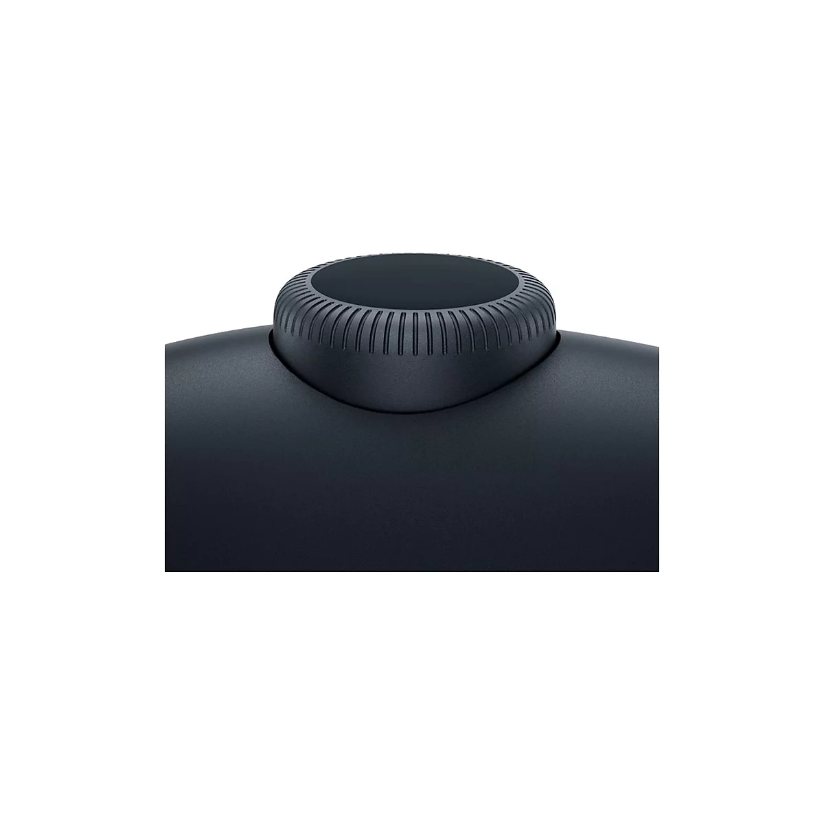 Gros plan d'un objet noir avec un dessus strié. La surface est mate.