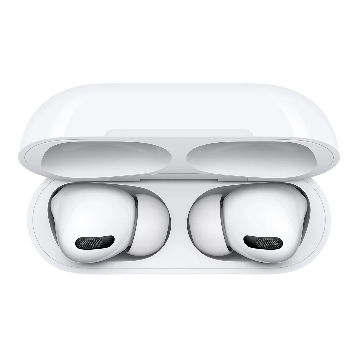 Nahaufnahme von weißen Apple AirPods Pro in ihrem geöffneten Ladecase, das gegen einen weißen Hintergrund positioniert ist.