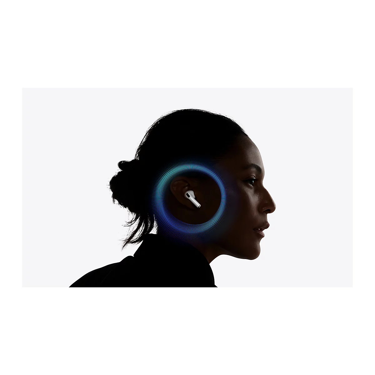 Silhouettenportrait einer Frau mit Kopfhörer im Ohr. Blaue Lichteffekte umgeben das Ohr.