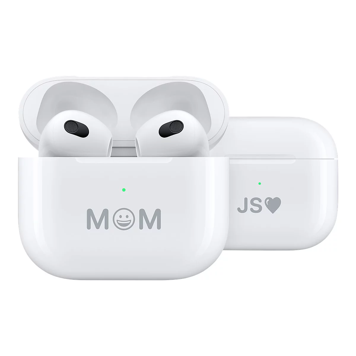 Zwei weiße Ladecases für In-Ear-Kopfhörer vor weißem Hintergrund. Eines trägt die Gravur MOM mit Smiley, das andere JS mit Herz.
