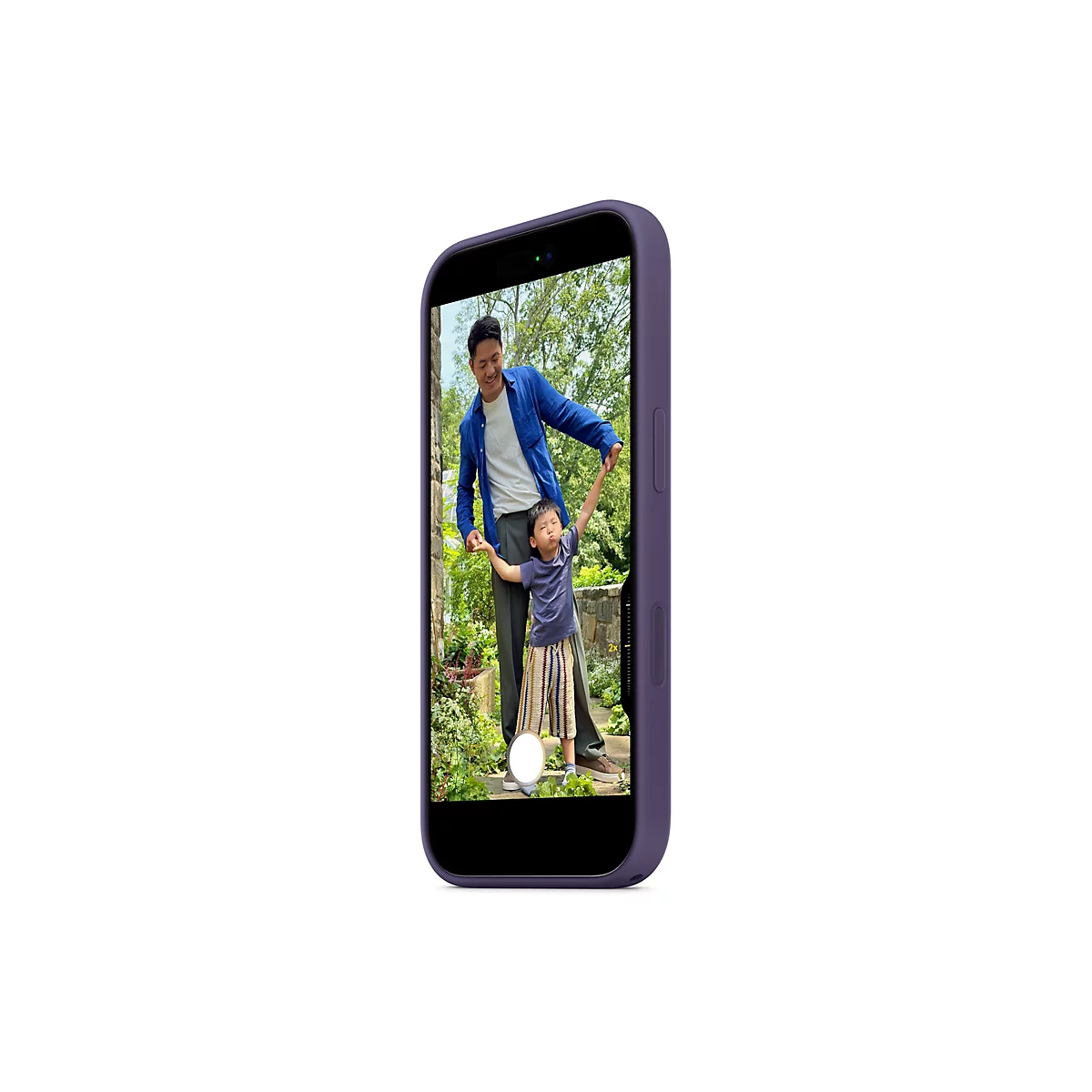 Ein lila Smartphone zeigt ein Foto von einem Vater, der mit seinem Kind im Freien interagiert.