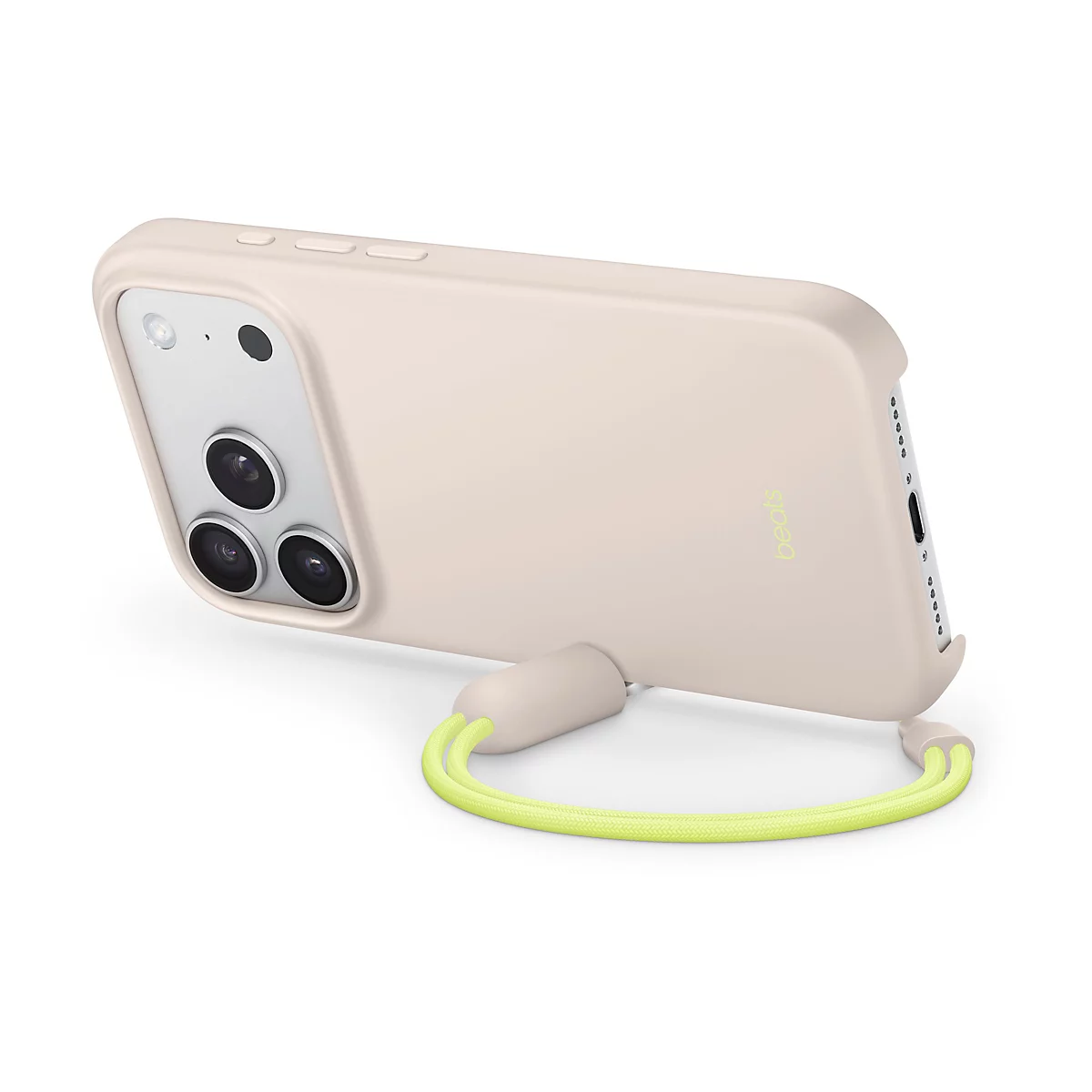 Beige Handyhülle mit gelber Kordel an einem weißen Hintergrund. Drei Kameras sind zu sehen.