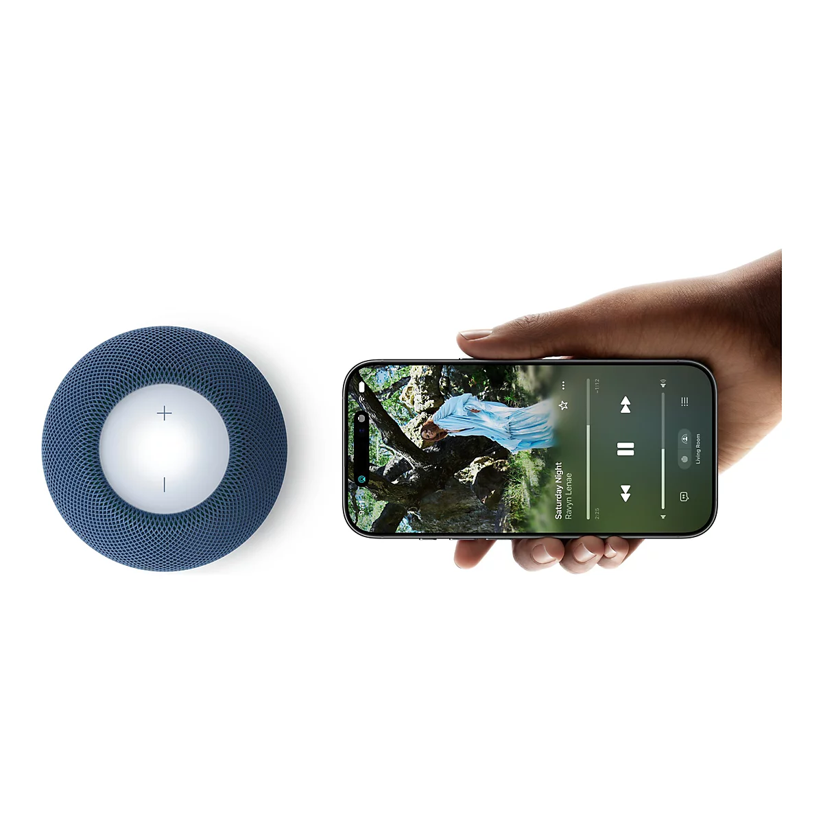 Dunkelblauer, kugelförmiger Lautsprecher neben einer Hand, die ein Smartphone mit Musik-App-Oberfläche hält.