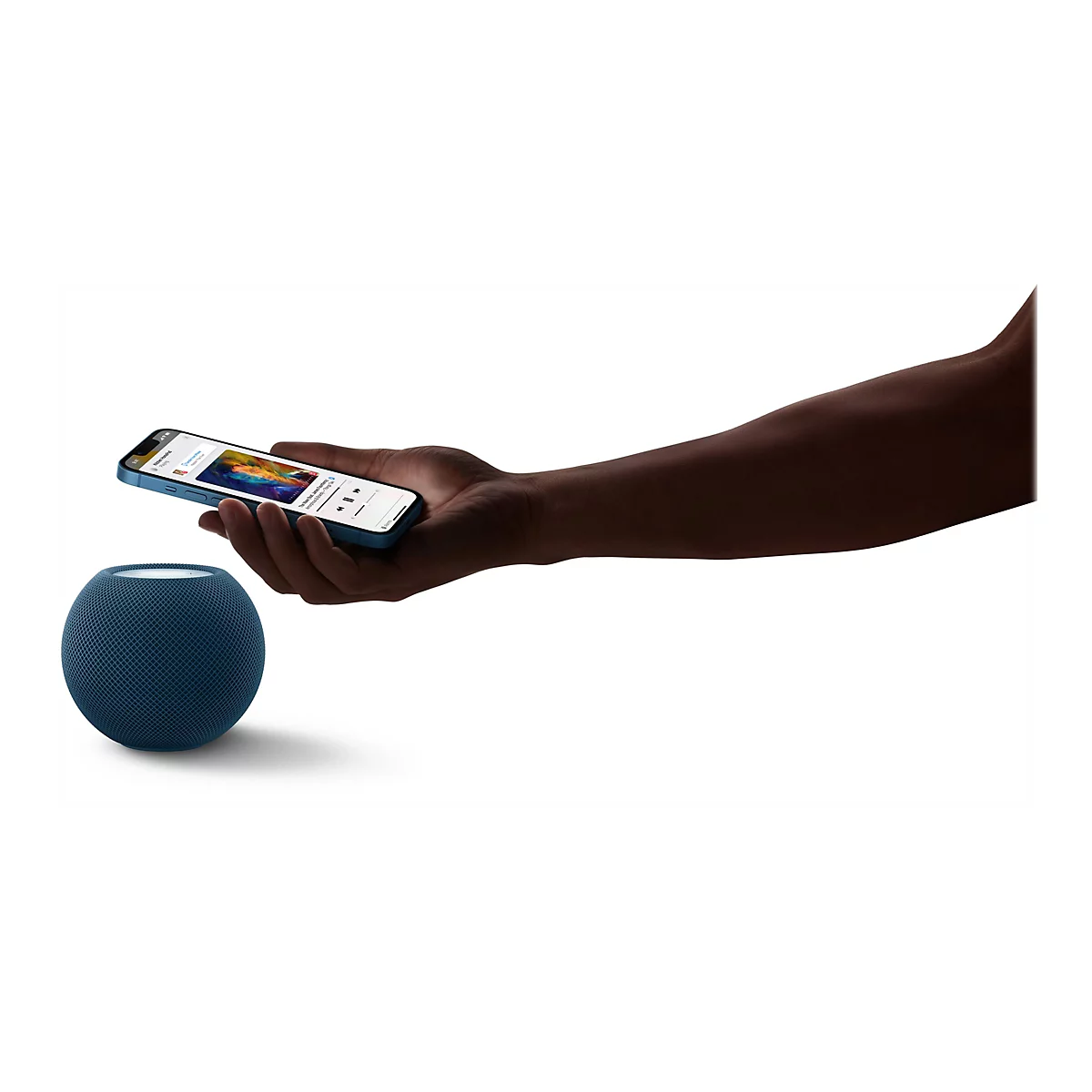 Hand hält blaues iPhone, neben dunkelblauem HomePod. Auf dem Bildschirm Musikwiedergabe.