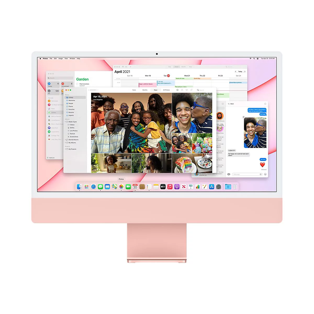 Rosa iMac mit geöffneten Fotos- und Nachrichten-Apps, die Fotos einer Familie zeigen. Auf dem Bildschirm ist das Datum 20. April 2021 zu sehen.