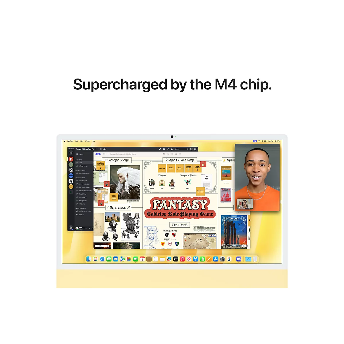 Ein Mann mit orangefarbenem Hemd sitzt vor einem geöffneten Laptop, auf dem ein Brettspiel-Setup mit dem Titel "FANTASY Tabletop Role-Playing Game" zu sehen ist. Der Laptop zeigt auch ein Videogespräch und einen Bildschirm mit Spielregeln.
