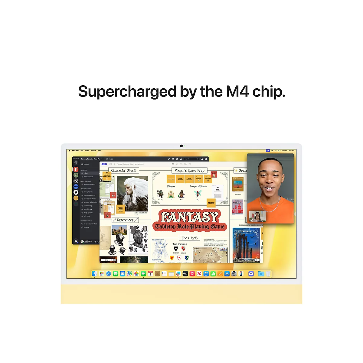 Ein Mann in einem orangefarbenen T-Shirt, der auf einem Laptop in einer Videokonferenz mit einer Frau zu sehen ist, die sich in einer Ecke des Bildschirms befindet, während er einen Fantasy-Spieltisch-Plan auf dem Bildschirm seines Laptops betrachtet.