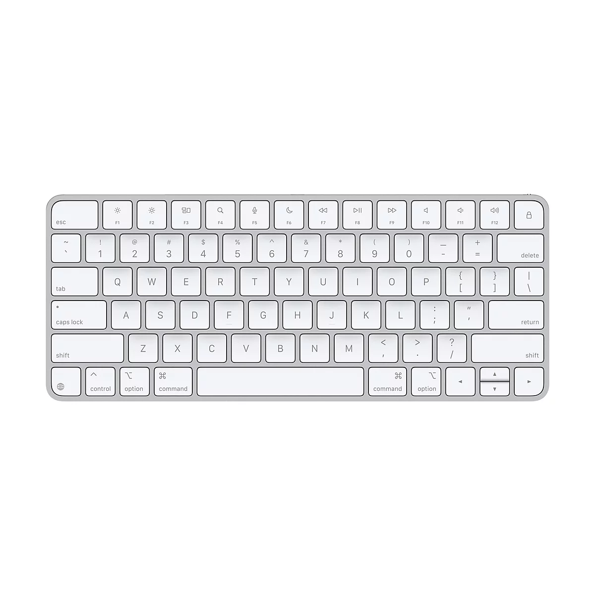 Draufsicht auf eine silberne Apple-Tastatur auf weißem Hintergrund. Die Tasten sind hellgrau und die Beschriftung schwarz.