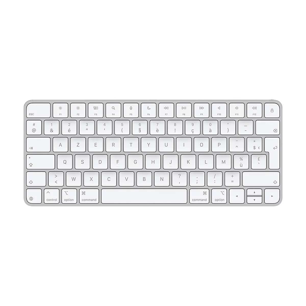 Vue de dessus d'un clavier Apple argenté, sur fond blanc. Les touches sont blanches avec des lettres et symboles noirs.