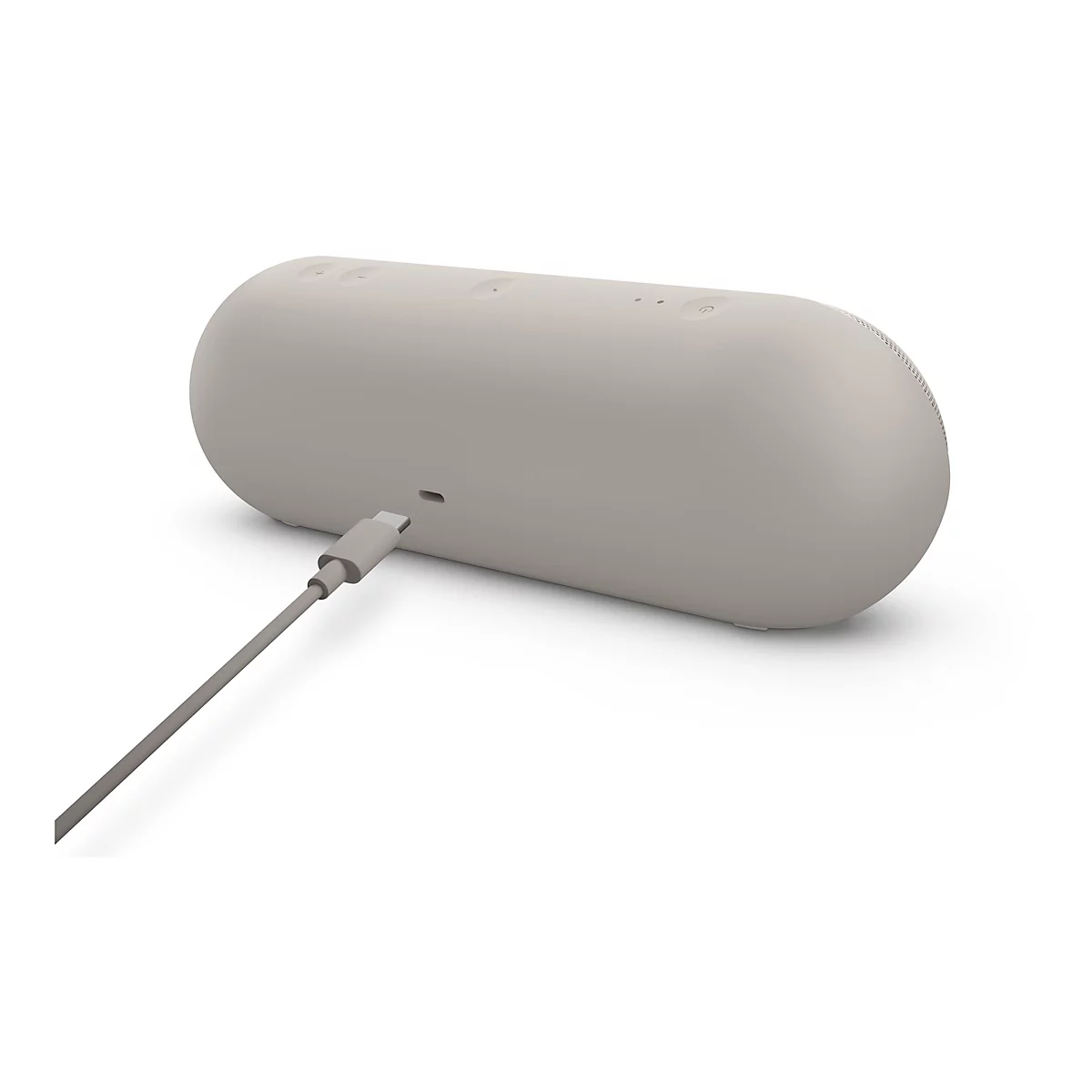 Beiger, ovaler Bluetooth-Lautsprecher wird mit einem USB-C-Kabel aufgeladen, vor weißem Hintergrund.