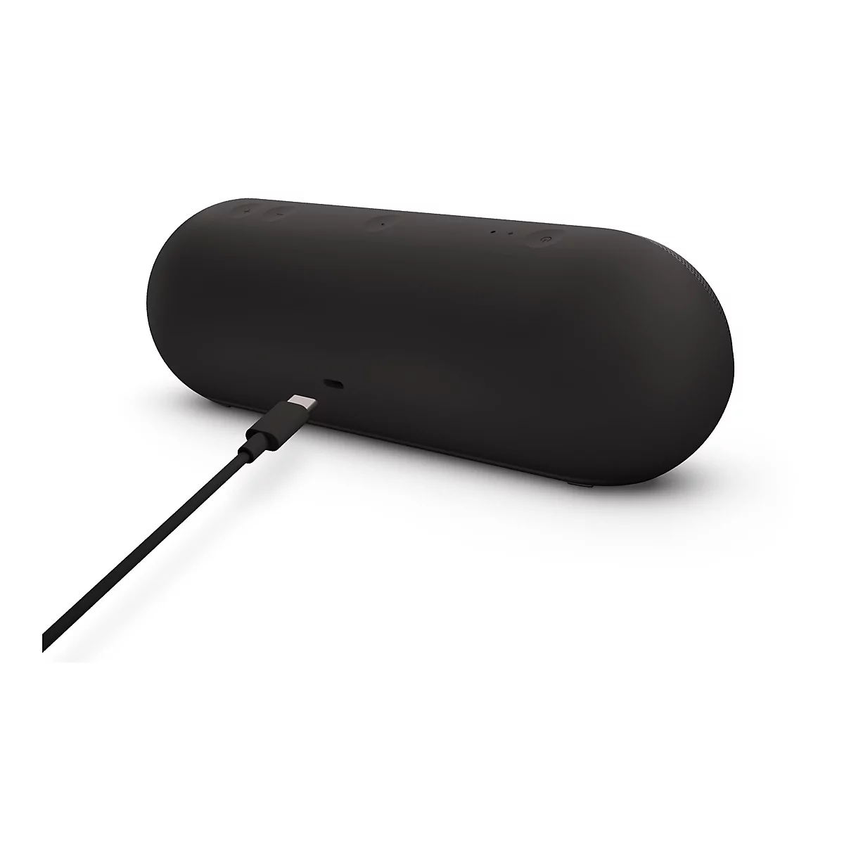Haut-parleur noir avec câble de chargement. Les commandes sont situées sur le dessus. Câble USB-C connecté.