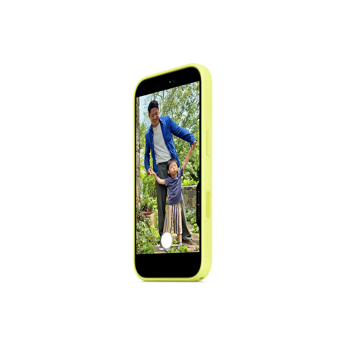 Ein Mann und ein Kind werden auf einem Smartphone-Bildschirm gezeigt, während sie sich im Freien vergnügen. Das Kind hält die Hand des Mannes.