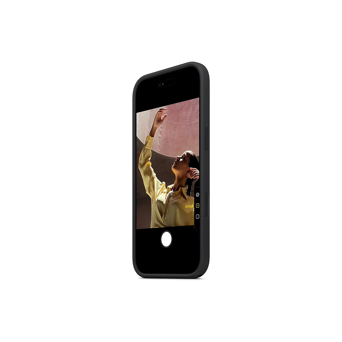 Ein schwarzes Smartphone mit einer Person im Bildschirm. Die Person trägt ein gelbes Hemd, hebt die Hand und blickt nach oben.