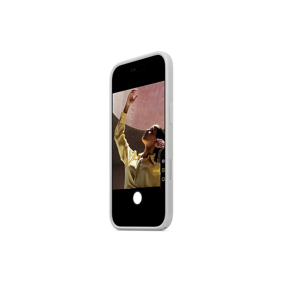 Ein Handy mit Foto einer Frau, die in gelber Kleidung ihre Hand in den Himmel streckt. Sonnenlicht erhellt die Szene.