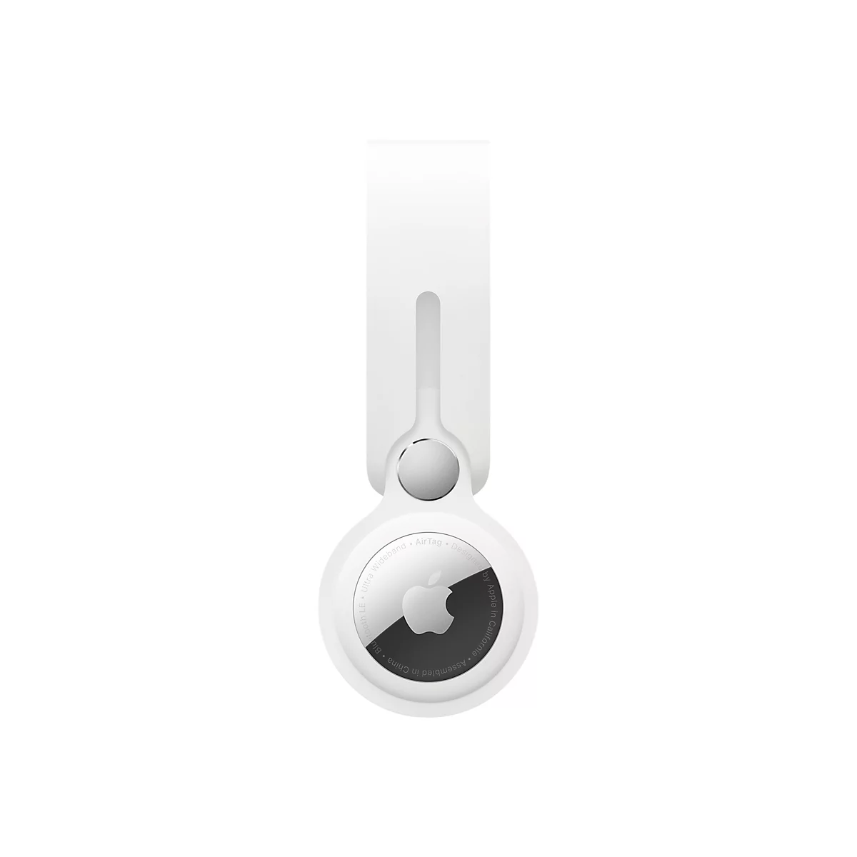 Nahaufnahme eines weißen Apple AirTag mit silberner Oberfläche und weißem Anhänger. Auf der silbernen Oberfläche ist ein Apple-Logo zu sehen.