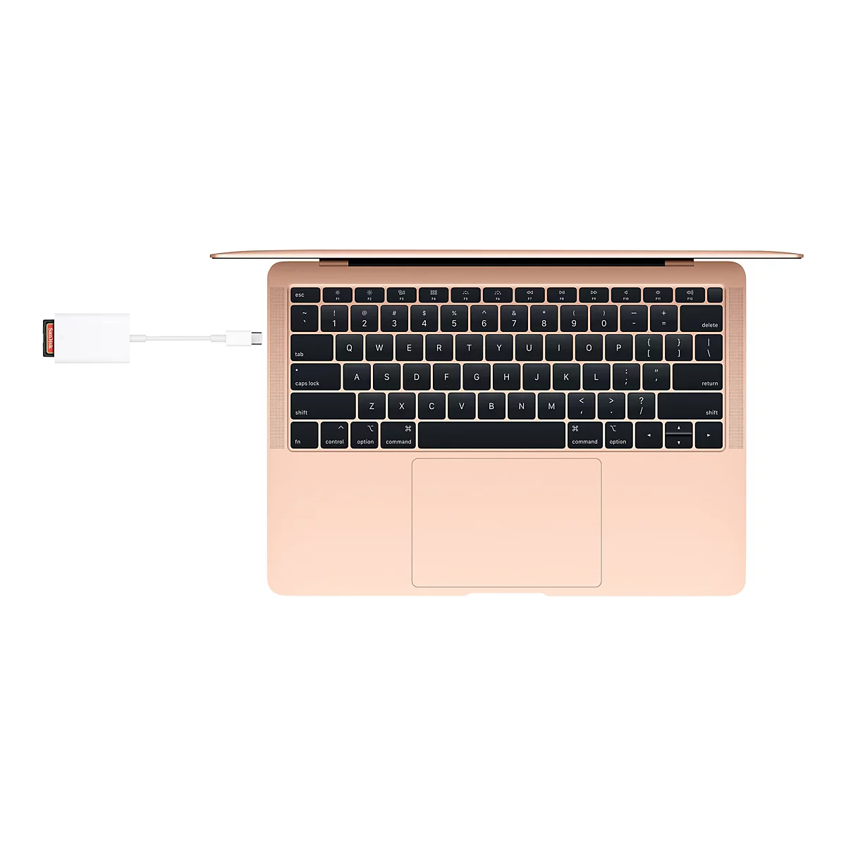 Vue de dessus d'un Macbook Air or rose avec adaptateur USB-C et carte SD connectés.