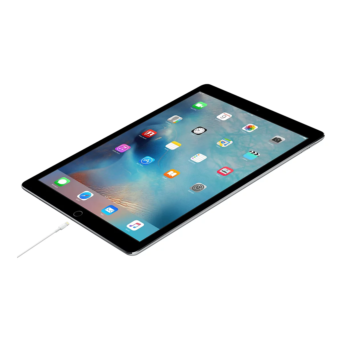 Ein schwarzes iPad, das diagonal vor weißem Hintergrund platziert ist. Der Bildschirm zeigt verschiedene App-Symbole, ein weißes Ladekabel ist angeschlossen.
