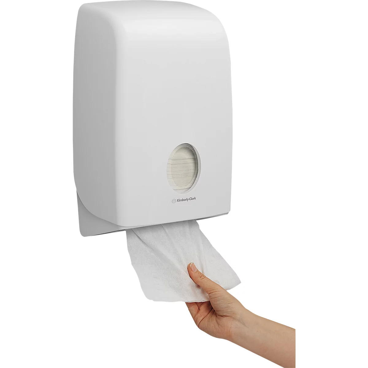 Weisse Handtuchspendebox, eine Hand entnimmt Papier. Auf der Box steht 'Rubbermaid'.