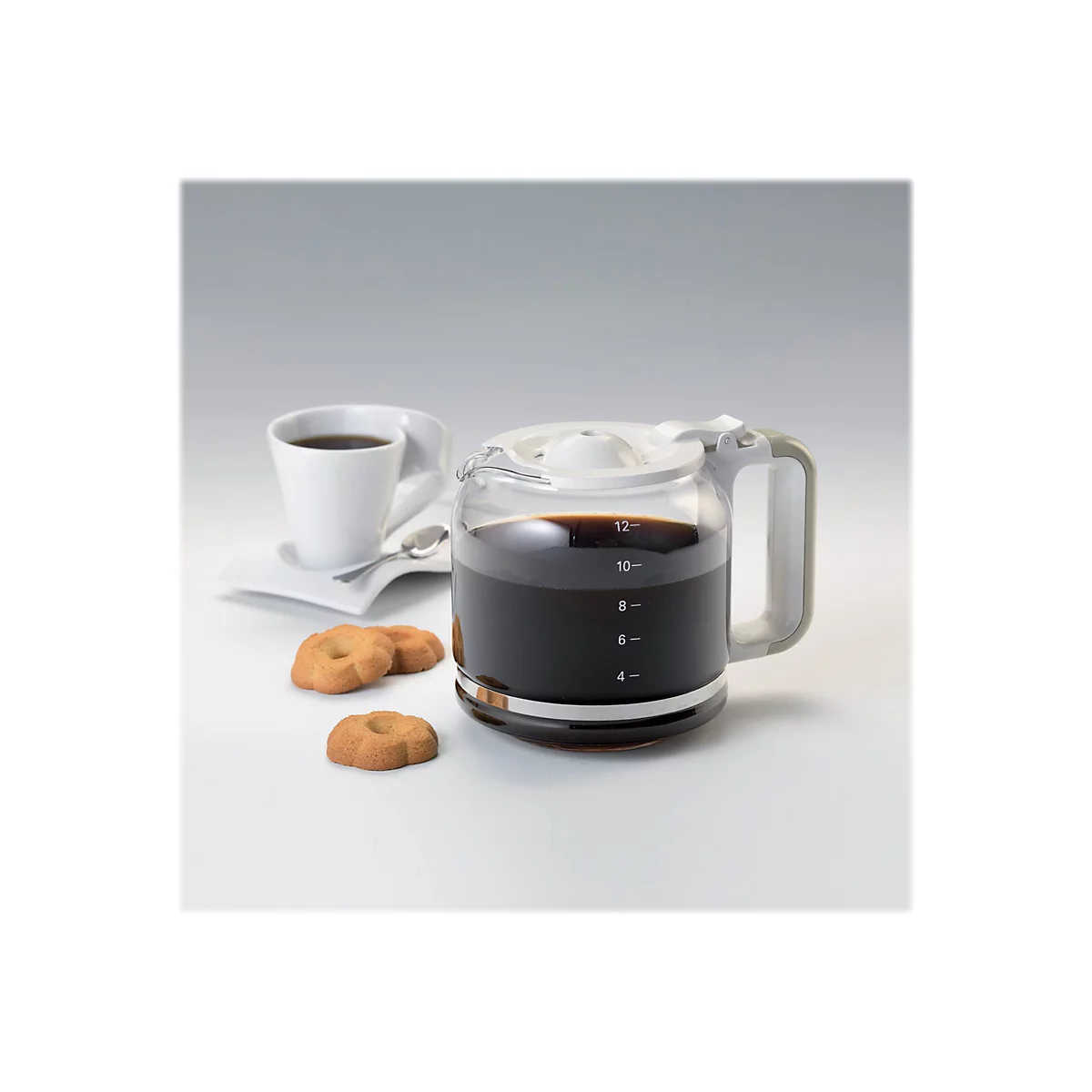 Eine gefüllte Kaffeekanne aus Glas mit weißem Griff steht neben einer Tasse Kaffee und zwei Keksen.