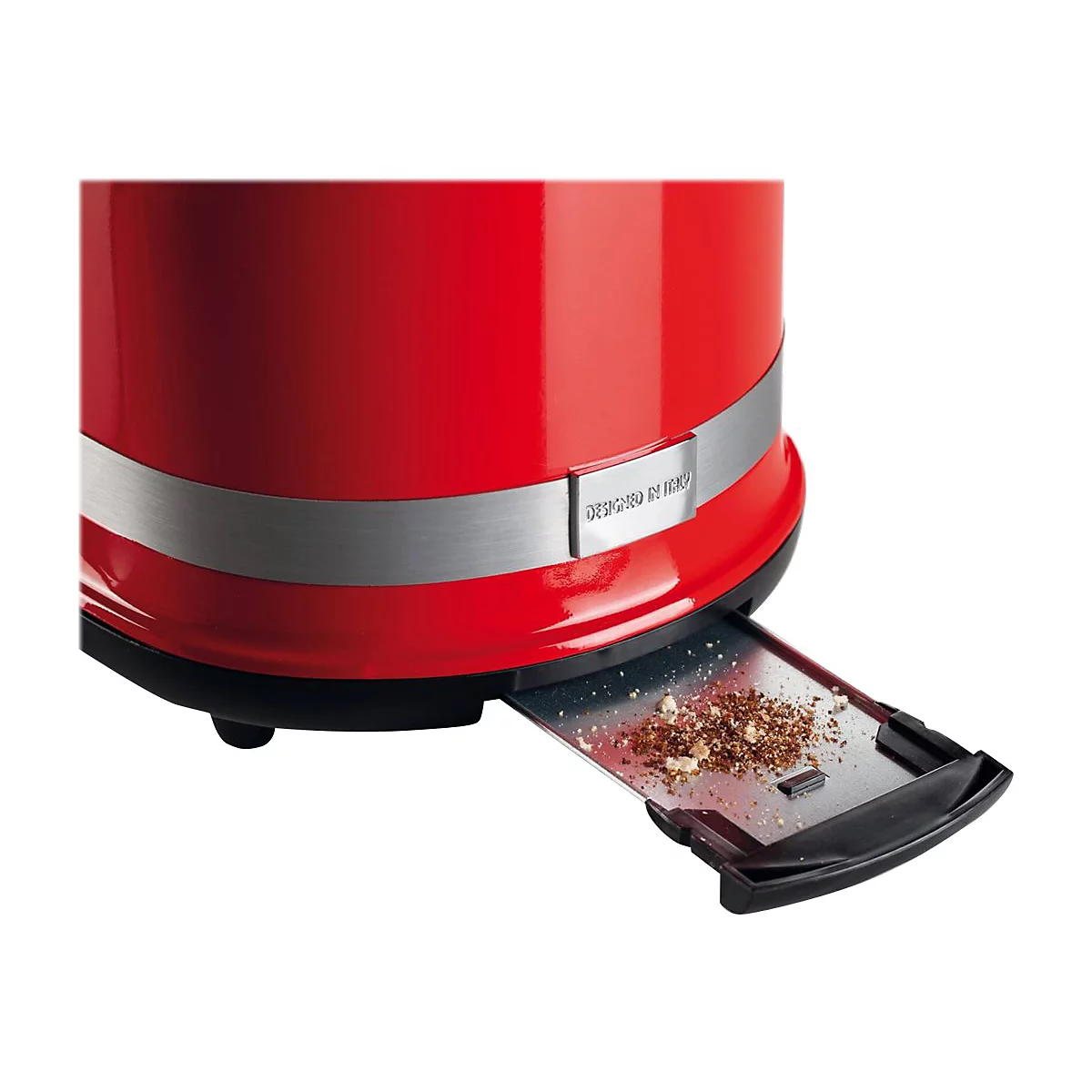 Nahaufnahme einer roten Toaster-Krümelschublade mit Brotresten auf einer Metallplatte.