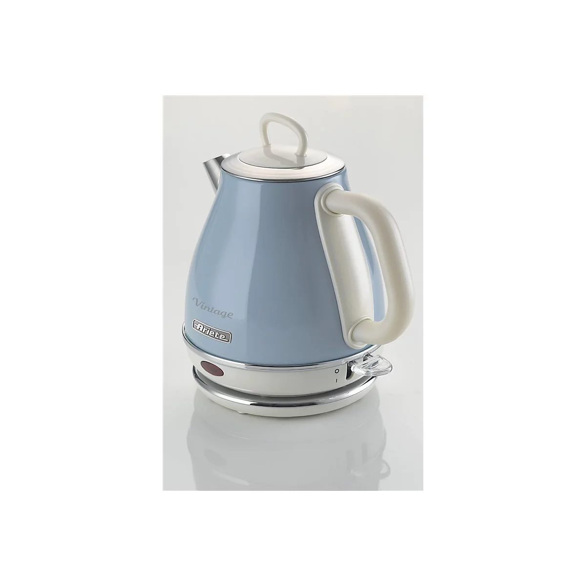 Himmelblauer Wasserkocher im Vintage-Design mit weißem Griff und weißem Sockel auf weißem Hintergrund.