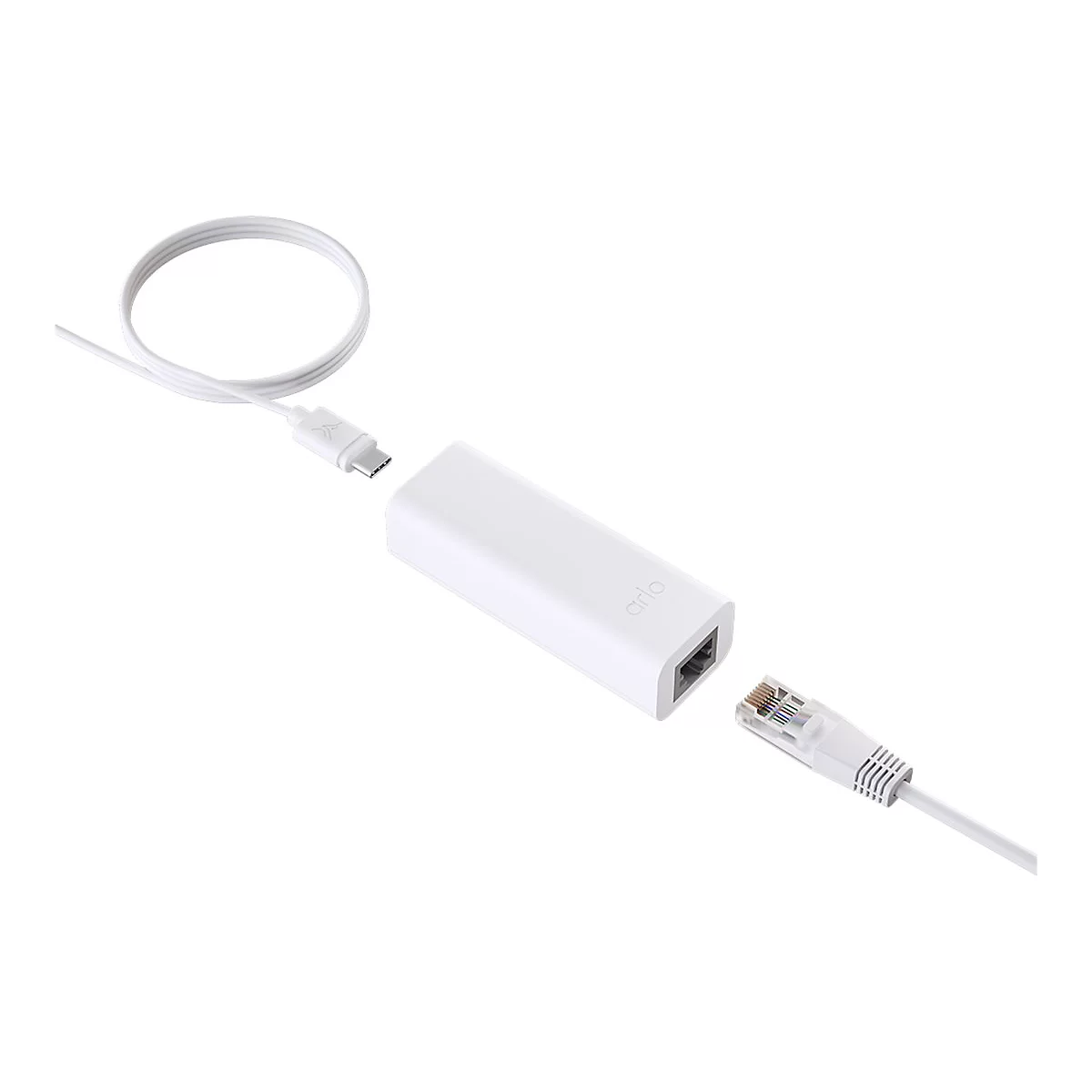Weißer Arlo Ethernet-Adapter mit USB-C-Kabel und angeschlossenem LAN-Kabel auf weißem Hintergrund.