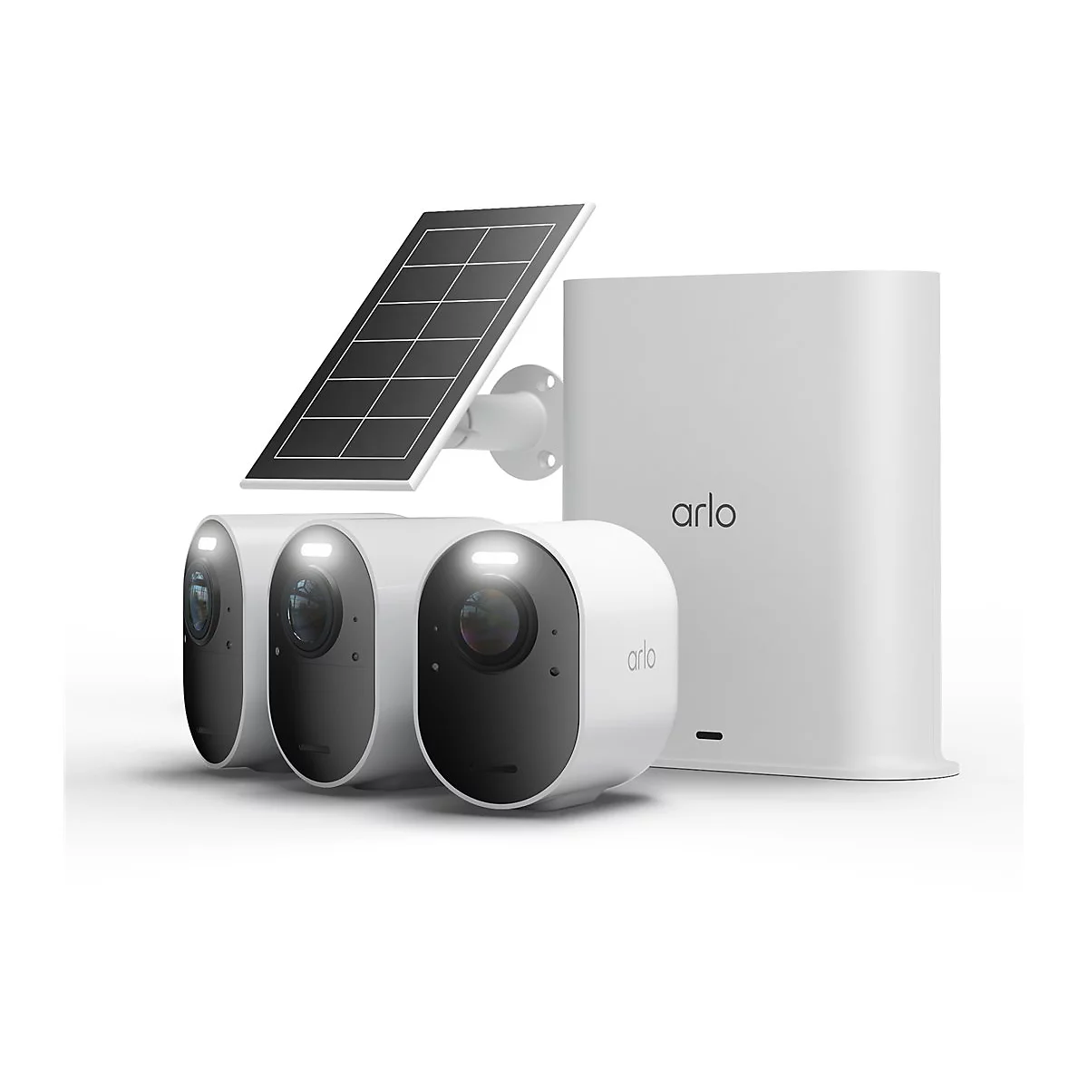 Drei weiße Arlo Überwachungskameras, eine Basisstation und ein Solarmodul vor weißem Hintergrund.