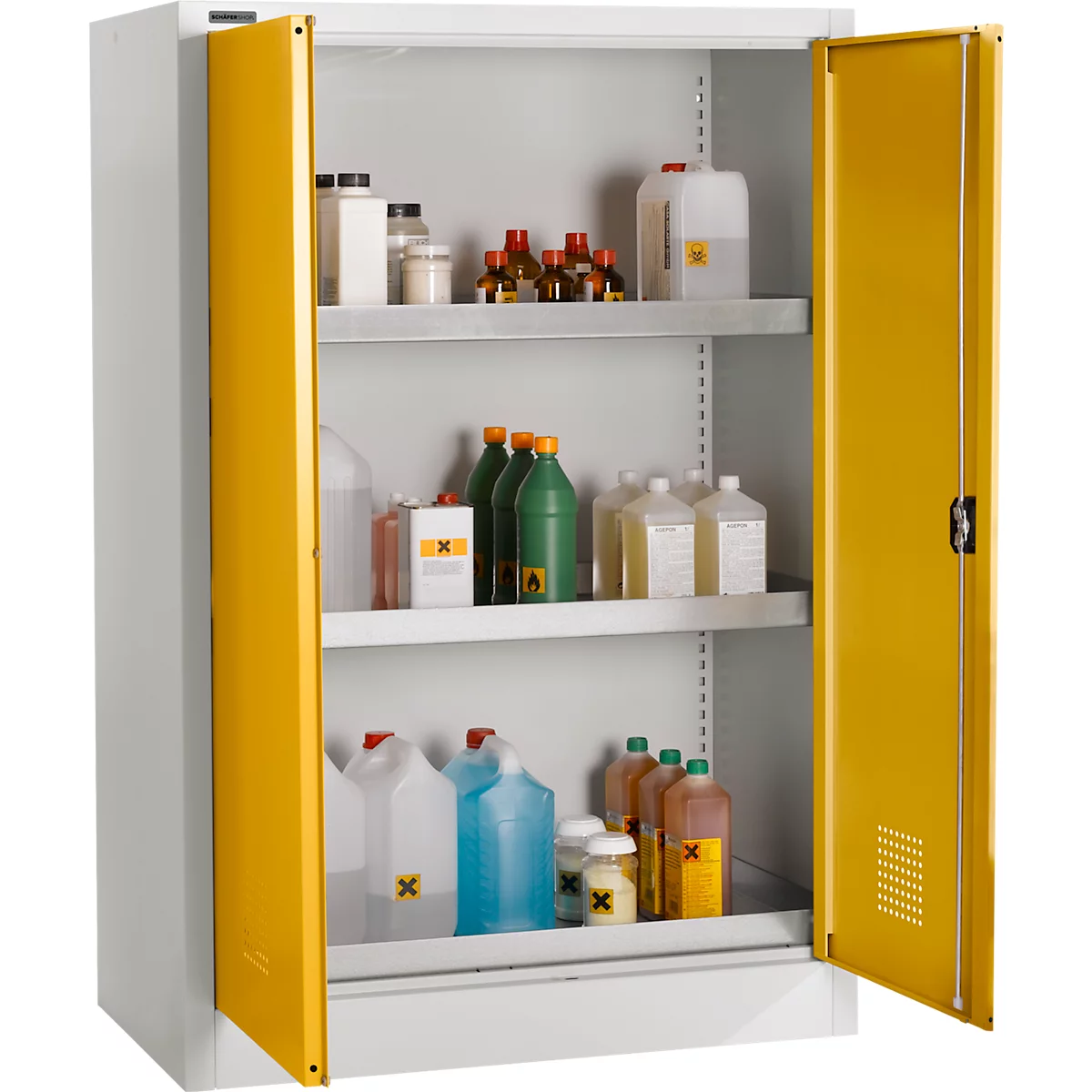 Armario gris abierto con puertas amarillas, lleno de botellas de productos químicos. Símbolos de advertencia claramente visibles.