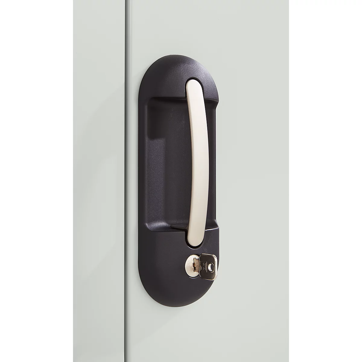 Primer plano de un tirador de puerta negro con una barra plateada y llave en la cerradura.