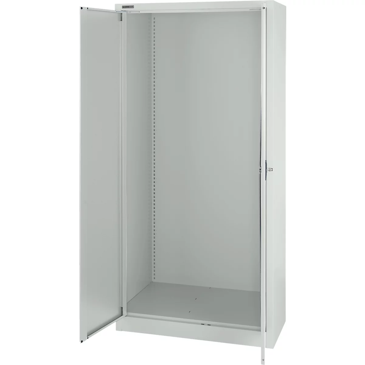 Armario de acero blanco abierto. La hoja de la puerta izquierda está abierta. En el interior, se ven filas de agujeros y un suelo.