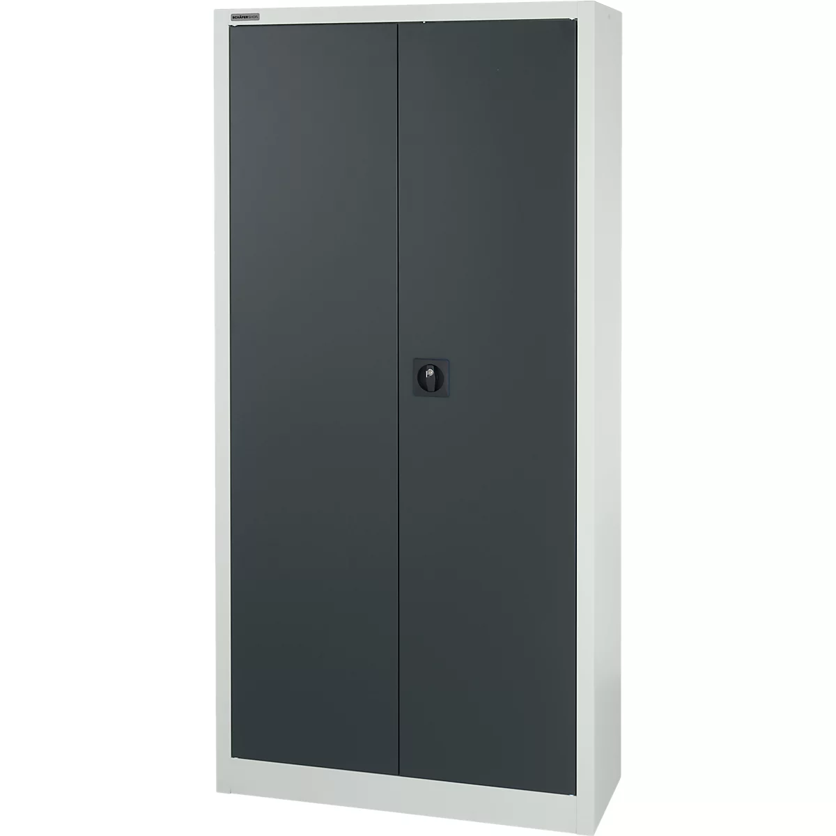 Un armario de acero blanco y gris con dos puertas. Un asa negra y un nombre encima de las puertas.