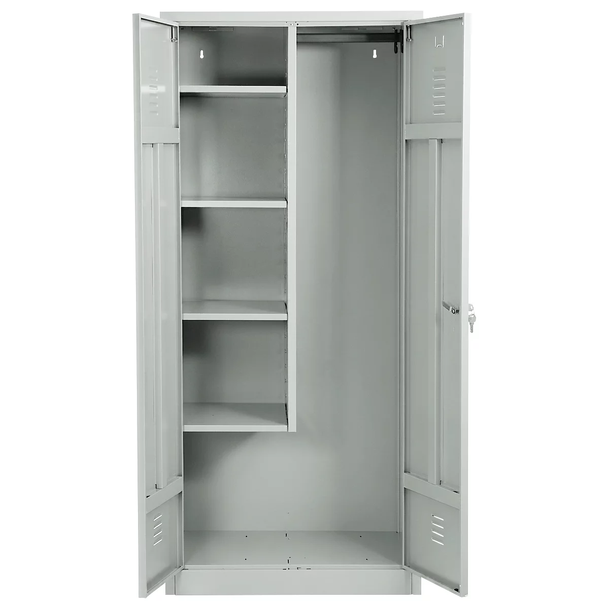 Armario metálico gris claro, abierto. Estantes a la izquierda, espacio para una barra de ropa a la derecha. Puerta con ranuras de ventilación y manija.