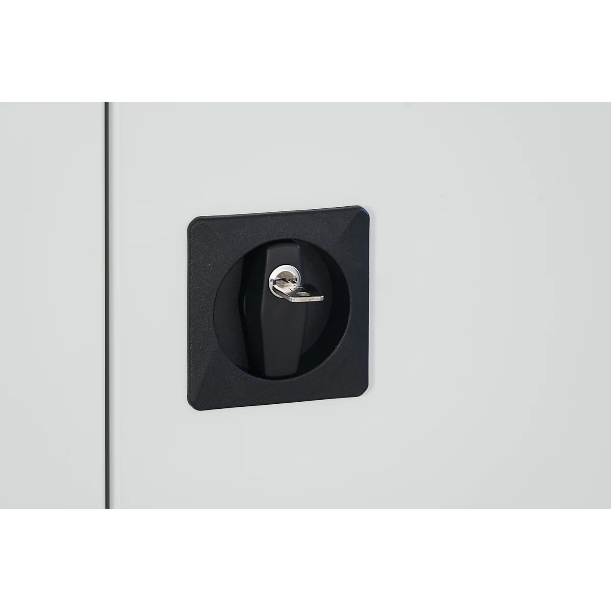Primer plano de una cerradura de puerta negra con llave sobre fondo blanco.