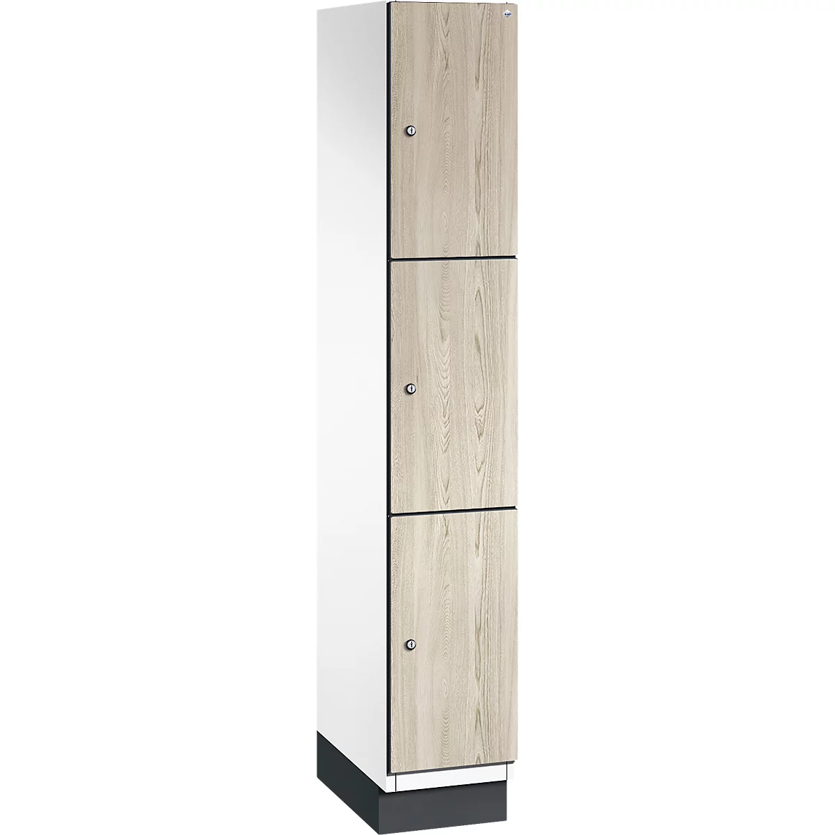 Armoire à casiers étroite à trois portes, aspect bois, boutons argentés. Paroi latérale blanche, socle sombre.