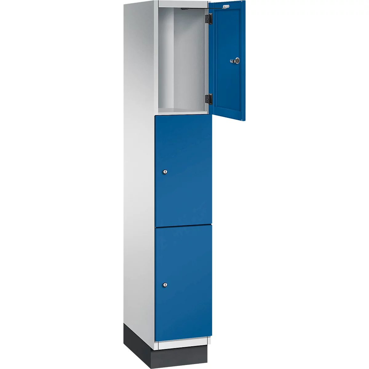 Armoire avec portes bleues, dont une est ouverte.