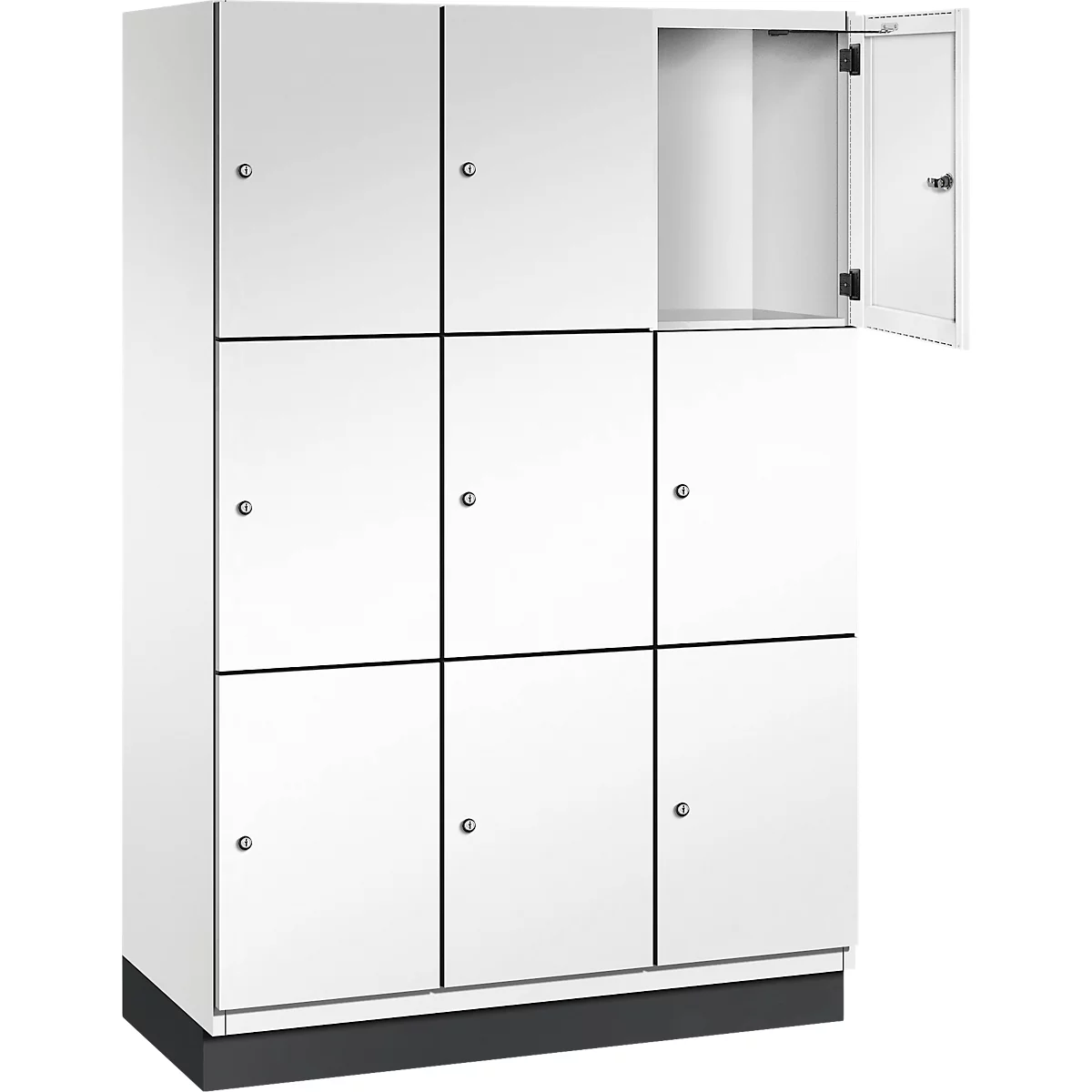 Armoire à casiers blanc avec neuf portes, une porte est ouverte.