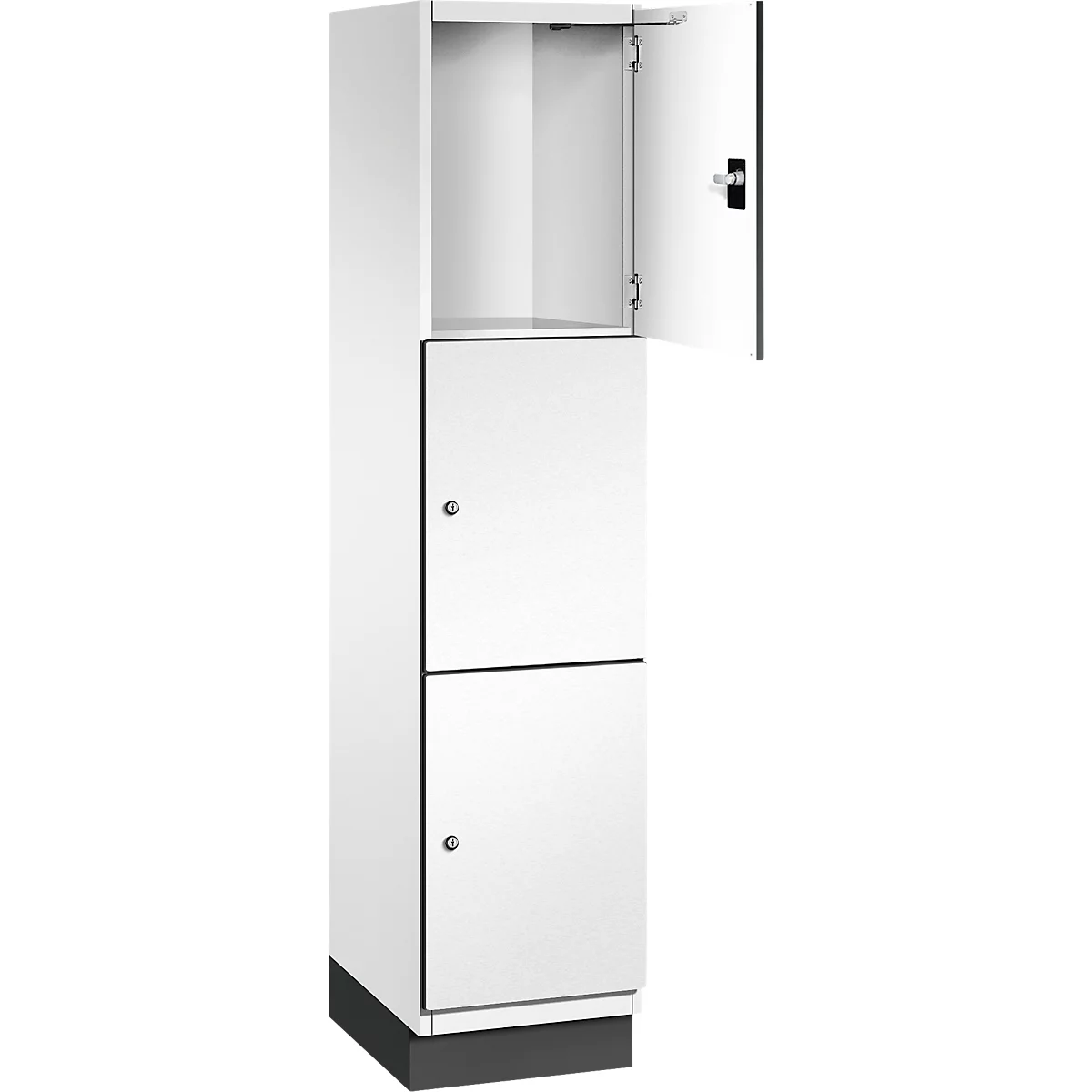 Un casier blanc, la porte supérieure est ouverte. Le casier repose sur une base sombre.