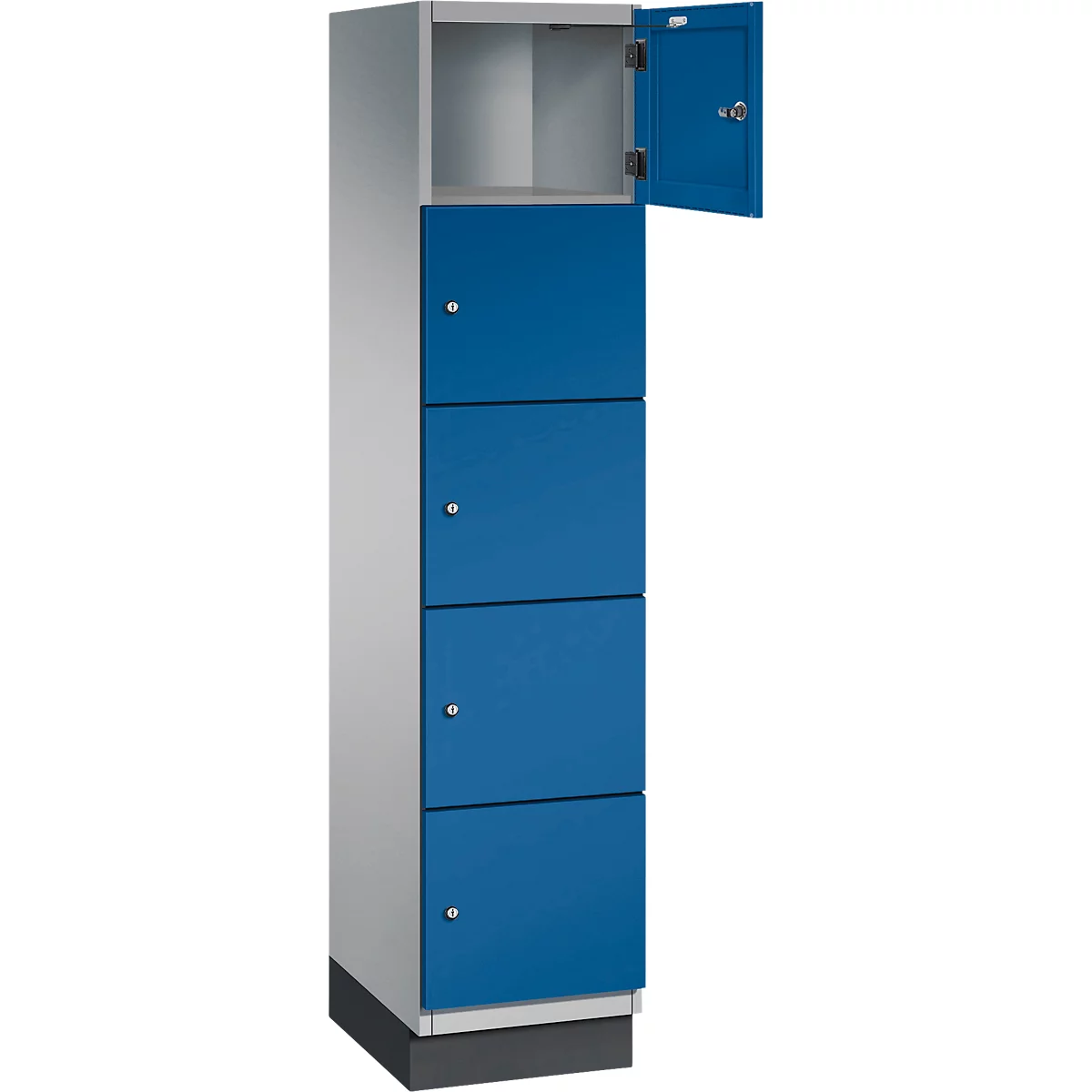 Vestiaire gris et bleu avec quatre compartiments et une porte ouverte.
