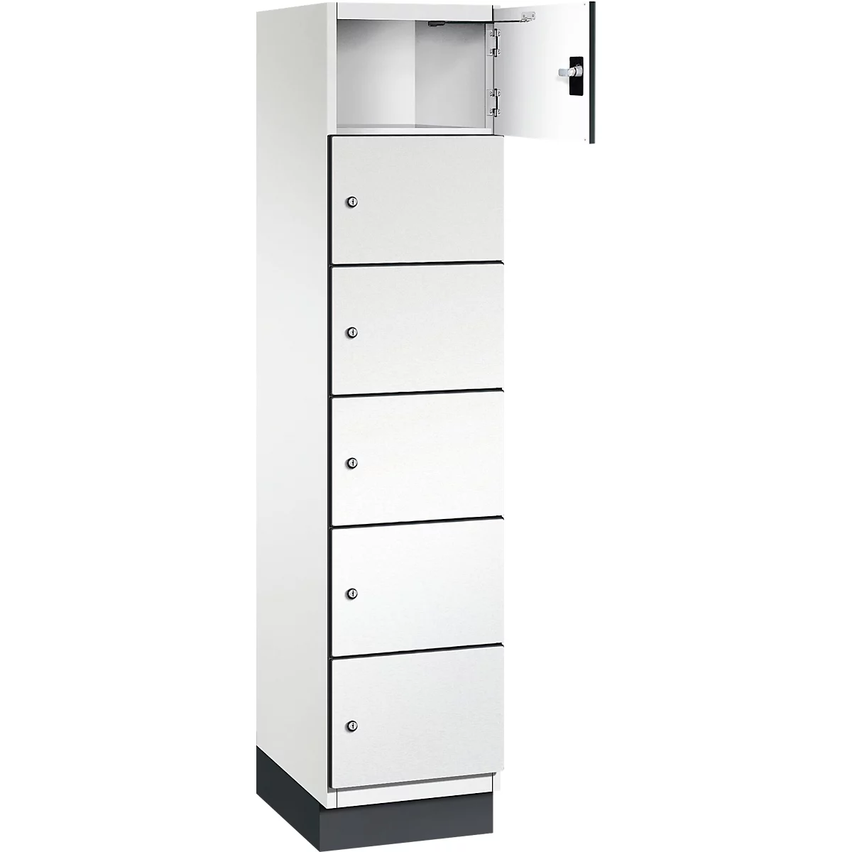 Armoire blanche et haute avec 5 portes, dont une ouverte. Debout sur une base grise.