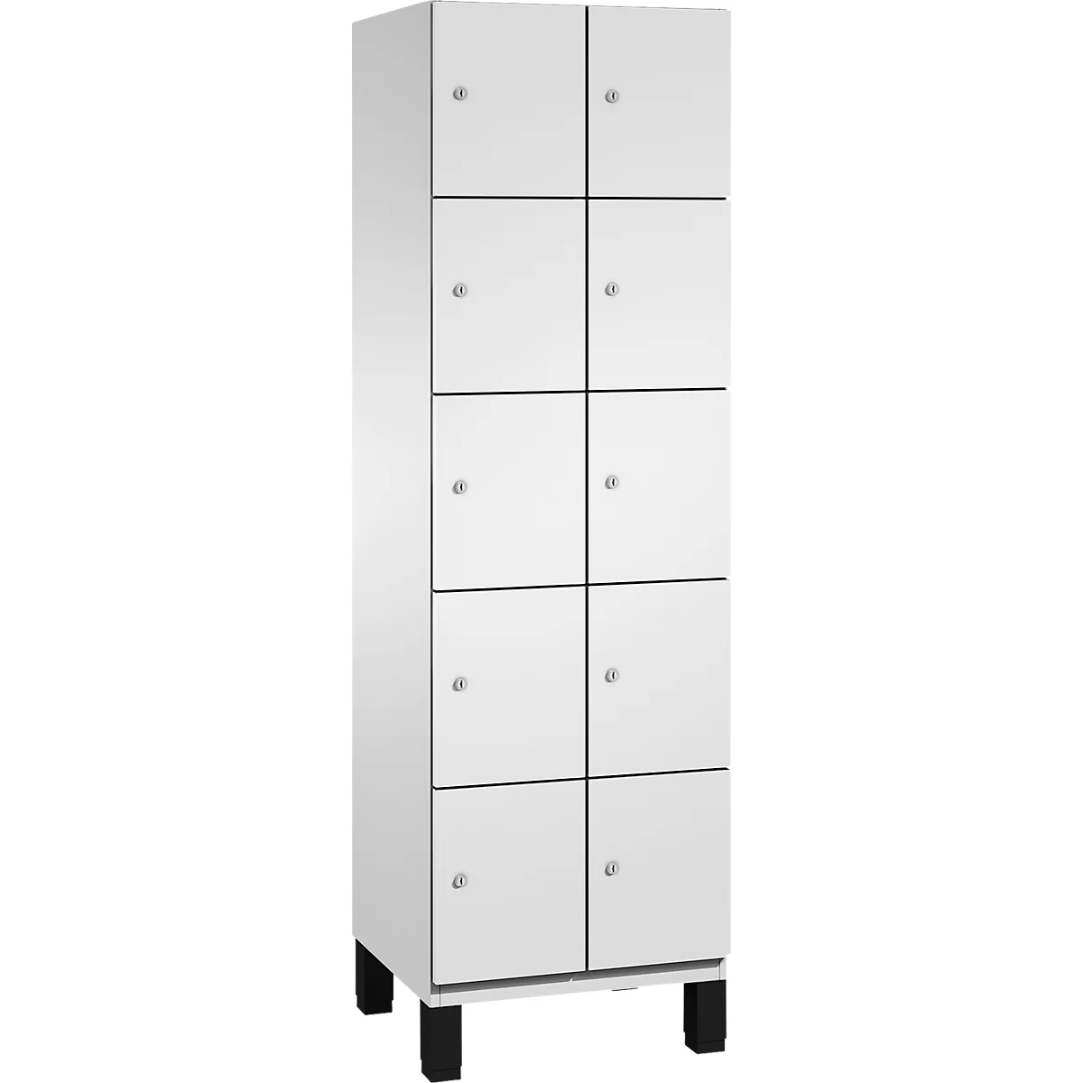 Une armoire blanche avec dix compartiments. Elle repose sur quatre pieds noirs. Chaque compartiment a une petite poignée ronde argentée.