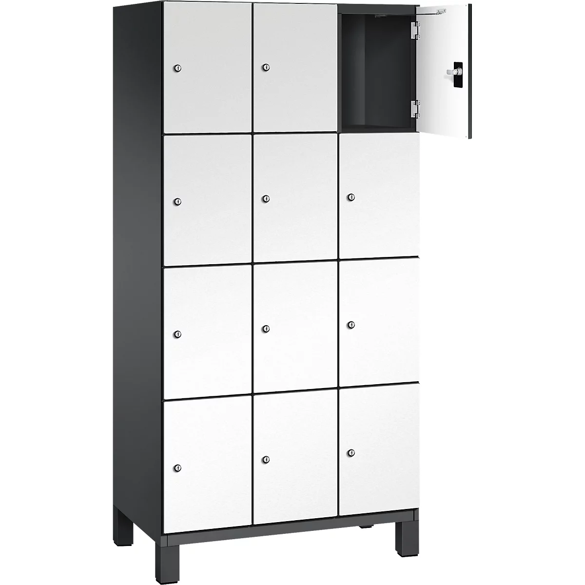 Armoire avec portes blanches, une porte ouverte.
