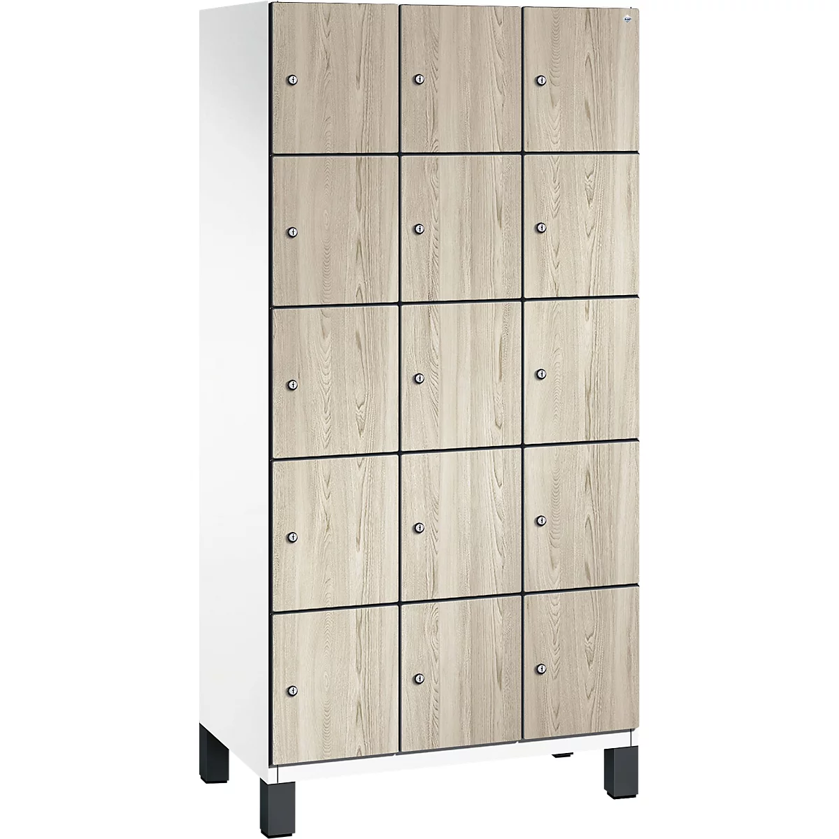 Meuble mural avec 15 portes de placard en bois. Chaque porte a un petit bouton.