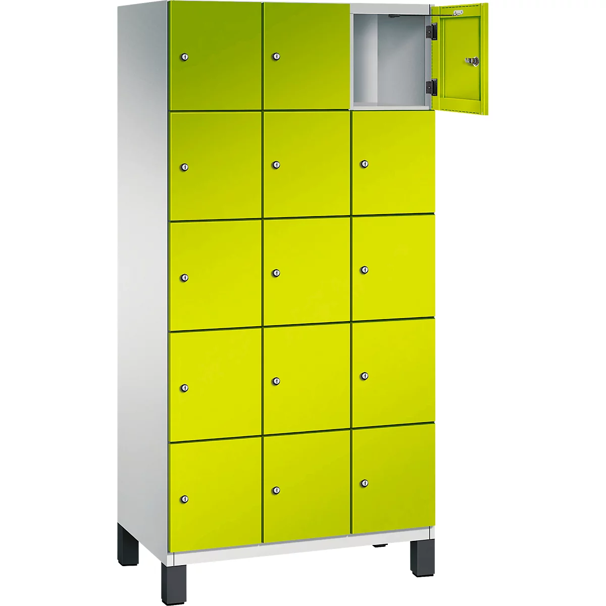 Une armoire verte avec plusieurs portes. Une porte est ouverte.